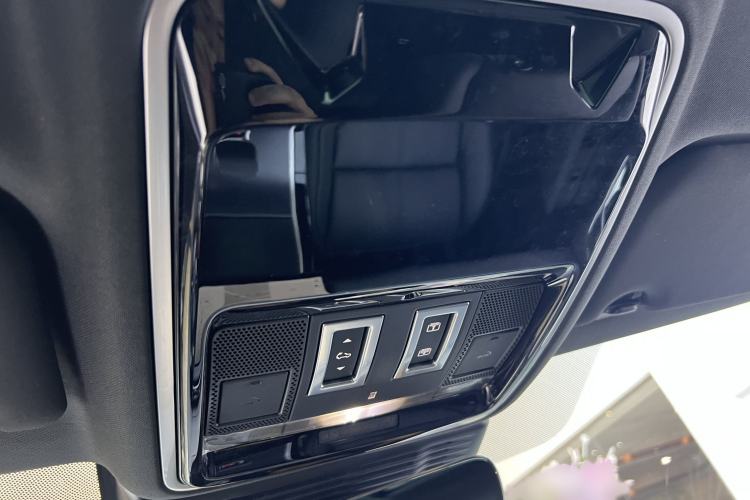 Used Land Rover Range Velar 2025 Dynamic SE Interior 4