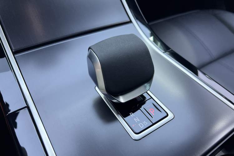 Used Land Rover Range Velar 2025 Dynamic SE Interior 5