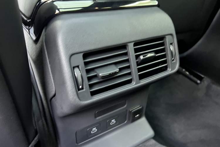 Used Land Rover Range Velar 2025 Dynamic SE Interior 9