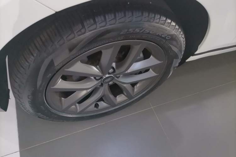 Used Land Rover Range Velar 2025 Dynamic SE Left Front Wheel Hub