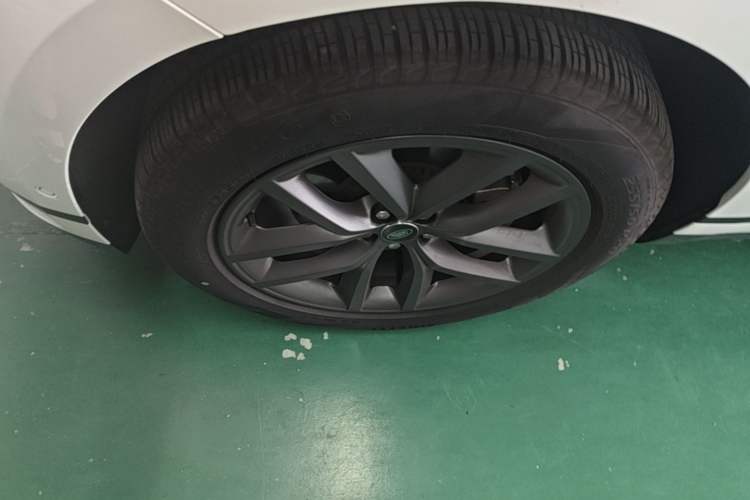 Used Land Rover Range Velar 2025 Dynamic SE Left Front Wheel Hub