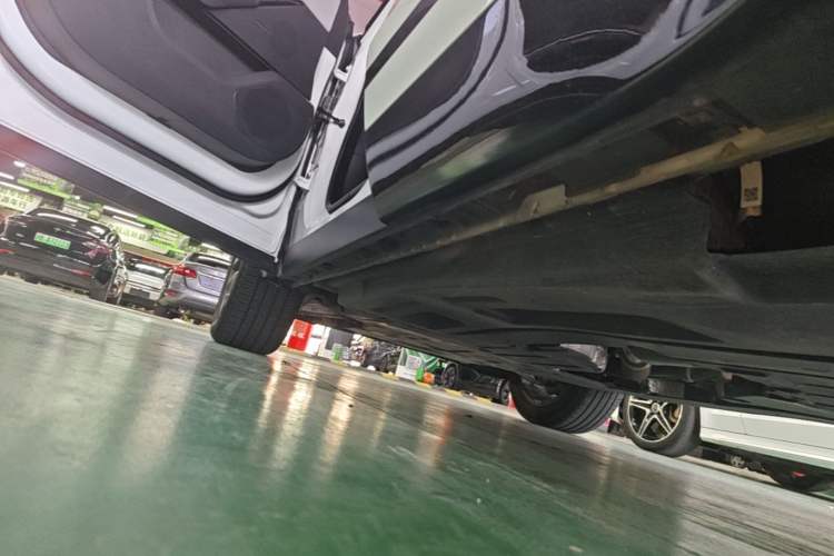 Used Land Rover Range Velar 2025 Dynamic SE Left Side Sill