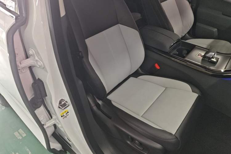 Used Land Rover Range Velar 2025 Dynamic SE Right Front Seat