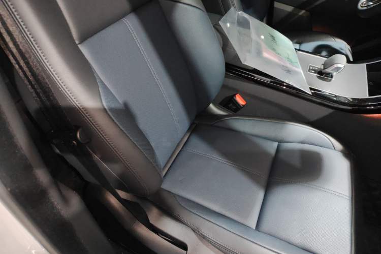 Used Land Rover Range Velar 2025 Dynamic SE Right Front Seat