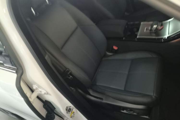 Used Land Rover Range Velar 2025 Dynamic SE Right Front Seat