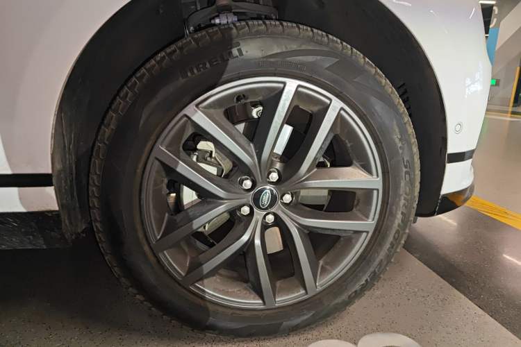 Used Land Rover Range Velar 2025 Dynamic SE Right Front Wheel Hub