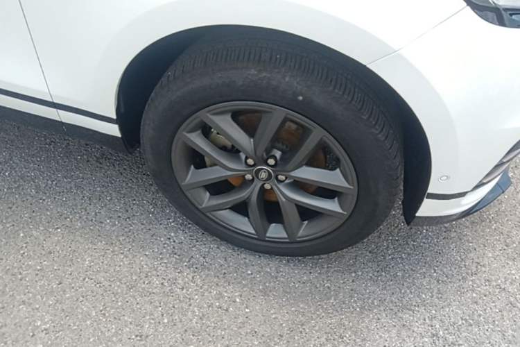 Used Land Rover Range Velar 2025 Dynamic SE Right Front Wheel Hub