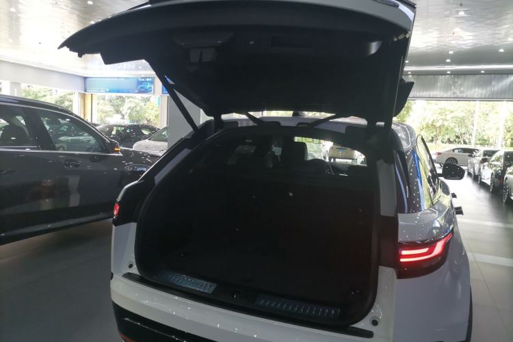 Used Land Rover Range Velar 2025 Dynamic SE Trunk