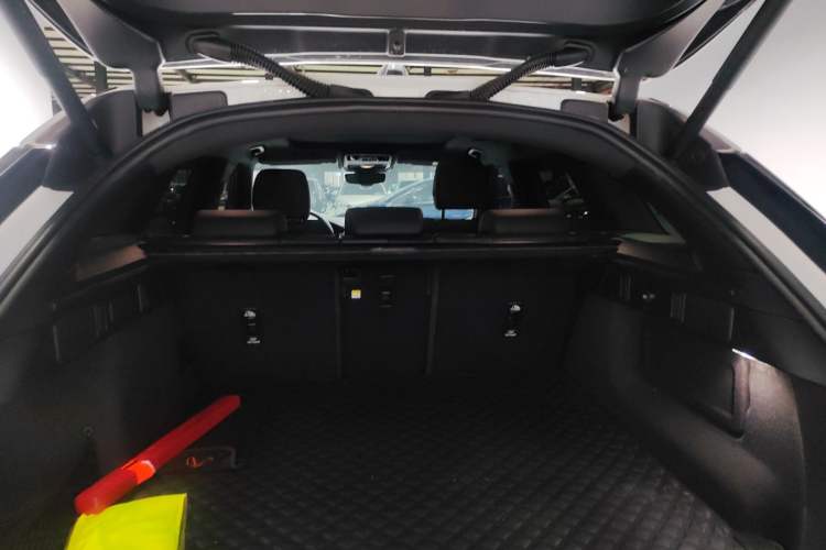 Used Land Rover Range Velar 2025 Dynamic SE Trunk