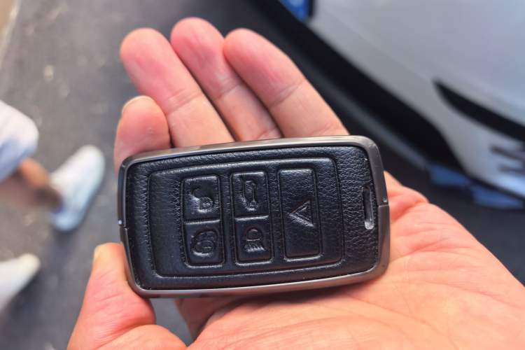 Used Land Rover Range Velar 2025 Dynamic SE Vehicle Key