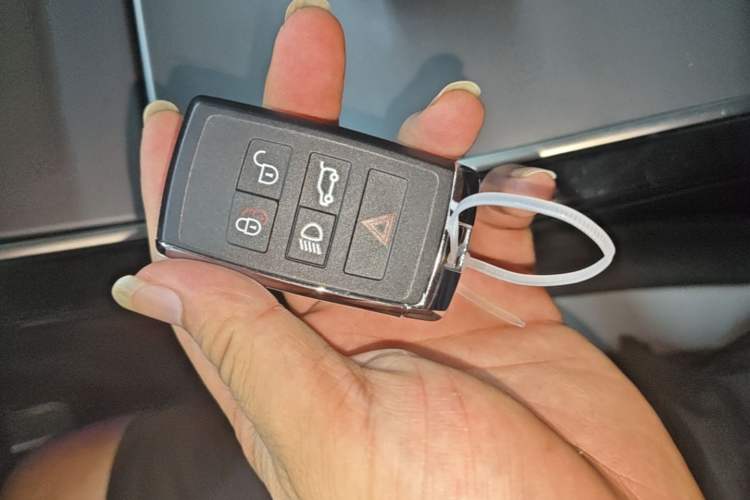 Used Land Rover Range Velar 2025 Dynamic SE Vehicle Key