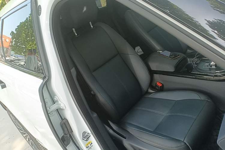 Used Land Rover Range Velar 2026 250 PS S Right Front Seat