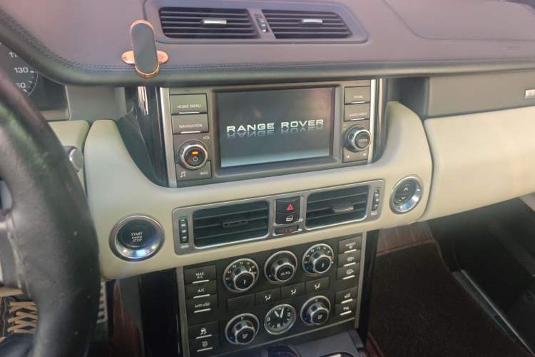 Used Land Rover Range Vogue 2011 5.0 V8 5-Seater Parallel Import Audio And AC Panel
