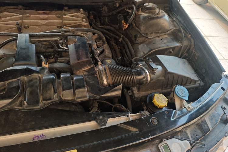 Used Land Rover Range Vogue 2011 5.0 V8 5-Seater Parallel Import Engine Bay Left