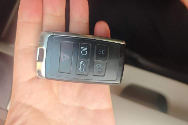 Used Land Rover Range Vogue 2011 5.0 V8 5-Seater Parallel Import Vehicle Key