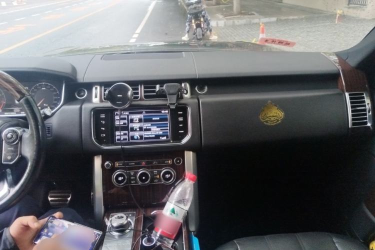 Used Land Rover Range Vogue 2013 5.0 V8 SC Vogue SE Center Console