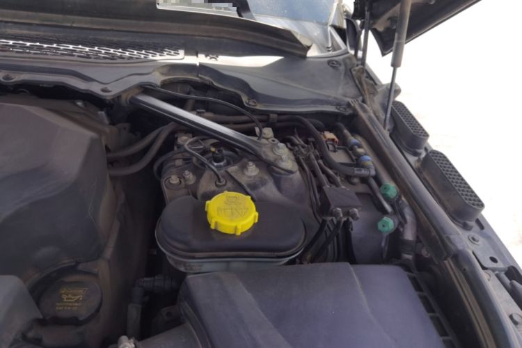 Used Land Rover Range Vogue 2013 5.0 V8 SC Vogue SE Engine Bay Left
