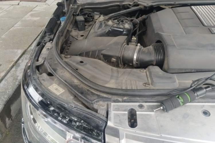 Used Land Rover Range Vogue 2013 5.0 V8 SC Vogue SE Engine Bay Right