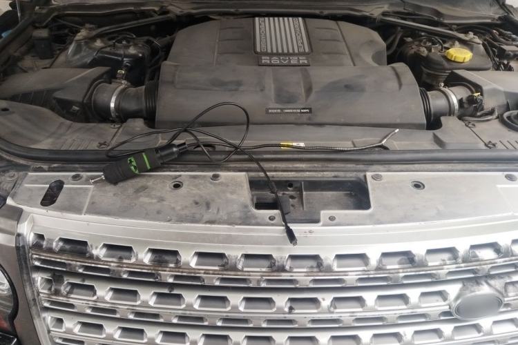 Used Land Rover Range Vogue 2013 5.0 V8 SC Vogue SE Engine Bay