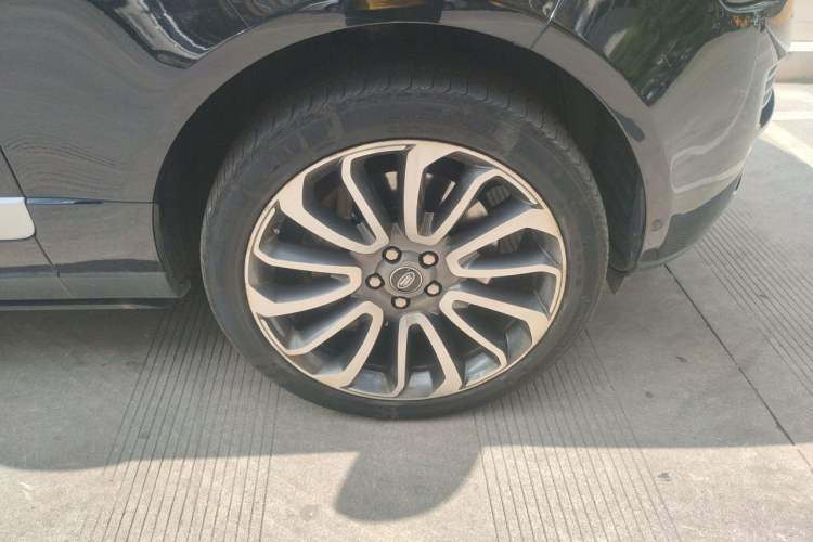 Used Land Rover Range Vogue 2013 5.0 V8 4-Seater U.S. Specification Right Front Wheel Hub