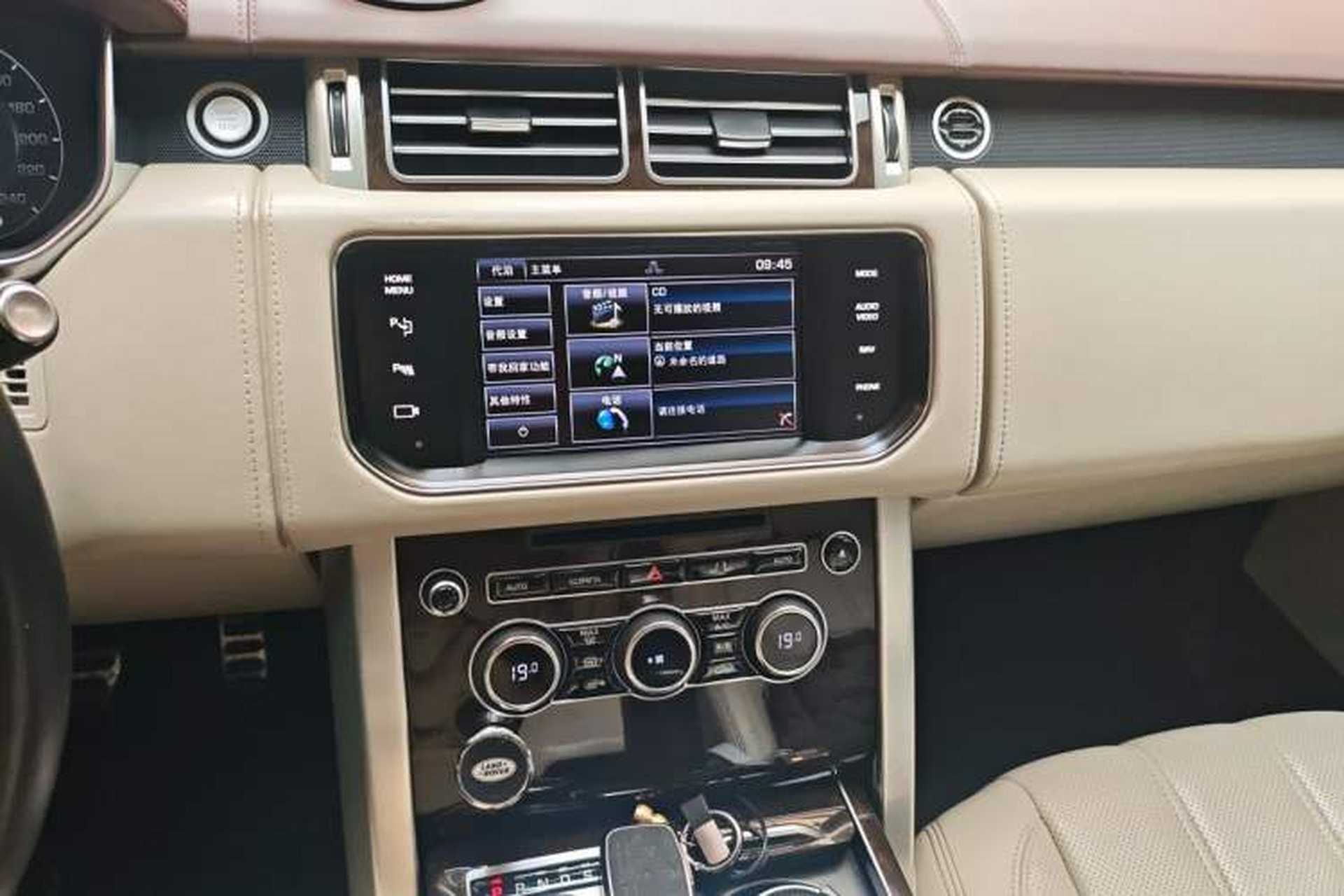 Used Land Rover Range Vogue 2013 5.0 V8 4-Seater U.S. Specification Audio And AC Panel