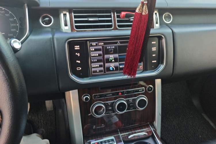 Used Land Rover Range Vogue 2014 3.0 V6 HSE U.S.-Spec Version Audio And AC Panel