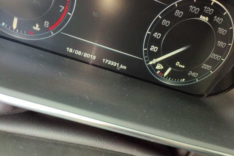 Used Land Rover Range Vogue 2014 3.0 V6 SC U.S.-Spec Version Odometer Close Up