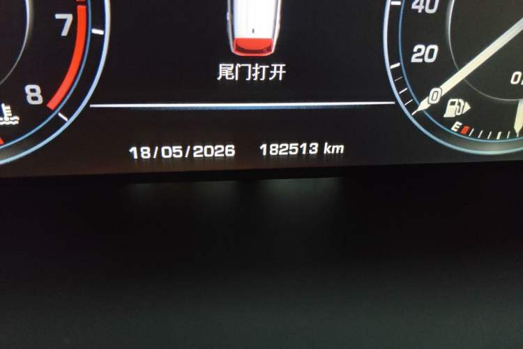Used Land Rover Range Vogue 2014 3.0 V6 HSE U.S.-Spec Version Odometer Close Up