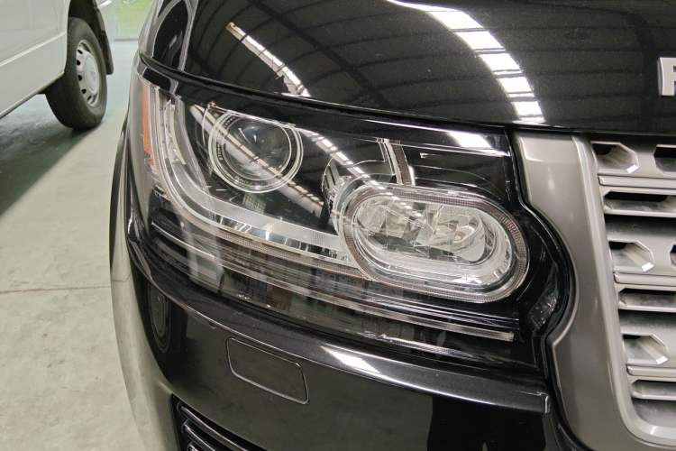 Used Land Rover Range Vogue 2014 3.0 V6 HSE U.S.-Spec Version Right Front Headlight