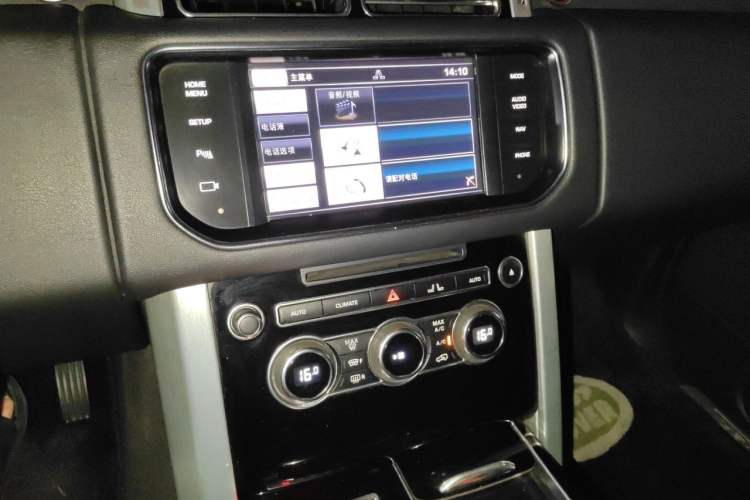 Used Land Rover Range Vogue 2014 3.0T Gasoline U.S.-Spec Executive Version – High-End Trim Audio And AC Panel
