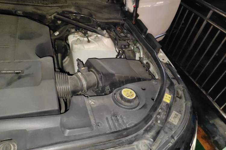 Used Land Rover Range Vogue 2014 3.0T Gasoline U.S.-Spec Executive Version – High-End Trim Engine Bay Left