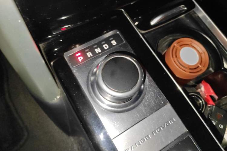 Used Land Rover Range Vogue 2014 3.0T Gasoline U.S.-Spec Executive Version – High-End Trim Gear Lever