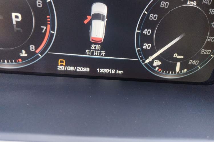 Used Land Rover Range Vogue 2014 3.0T Gasoline U.S.-Spec Executive Edition Standard Version Odometer Close Up
