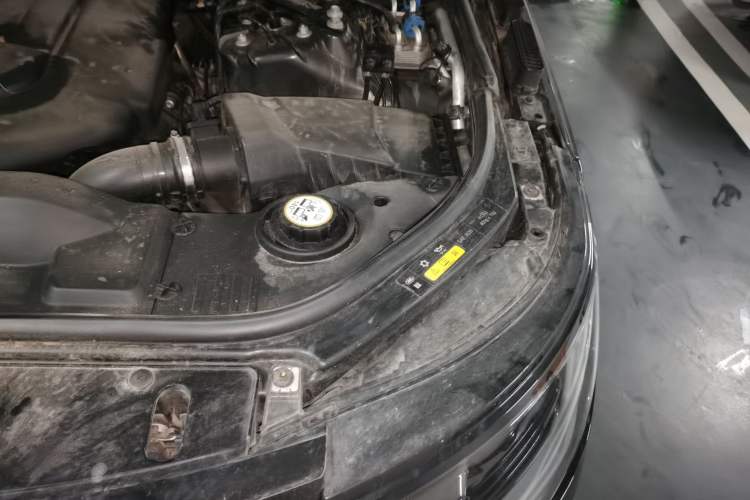 Used Land Rover Range Vogue 2015 3.0 TDV6 Vogue Engine Bay Left