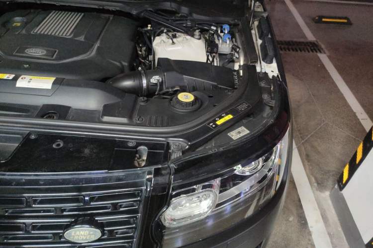Used Land Rover Range Vogue 2015 3.0 TDV6 Vogue Engine Bay Left