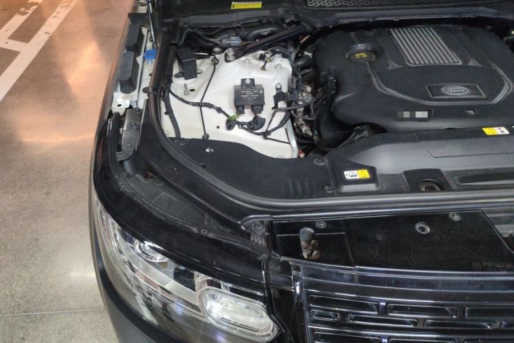 Used Land Rover Range Vogue 2015 3.0 TDV6 Vogue Engine Bay Right
