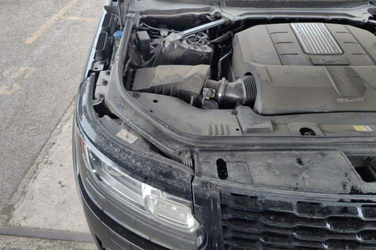 Used Land Rover Range Vogue 2015 3.0 V6 U.S.-Spec Executive Edition Engine Bay Right