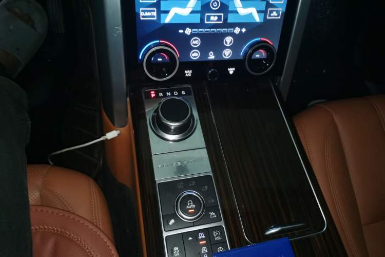 Used Land Rover Range Vogue 2015 3.0 TDV6 Vogue Gear Lever
