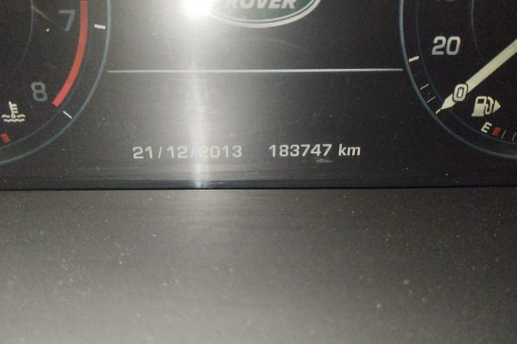 Used Land Rover Range Vogue 2015 3.0 V6 U.S.-Spec Executive Edition Odometer Close Up