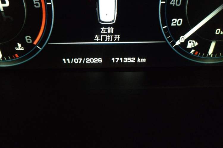 Used Land Rover Range Vogue 2015 3.0 TDV6 Vogue Odometer Close Up