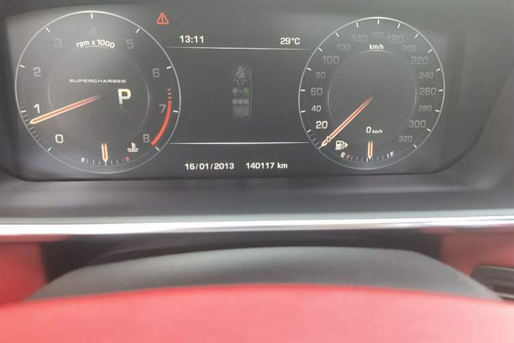 Used Land Rover Range Vogue 2015 3.0T V6 Gasoline U.S.-Spec Executive Edition Odometer Close Up