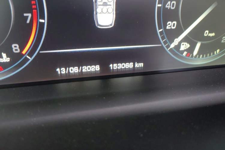 Used Land Rover Range Vogue 2015 3.0 V6 U.S.-Spec Executive Edition Odometer Close Up