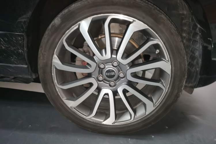 Used Land Rover Range Vogue 2015 3.0 TDV6 Vogue Right Front Wheel Hub