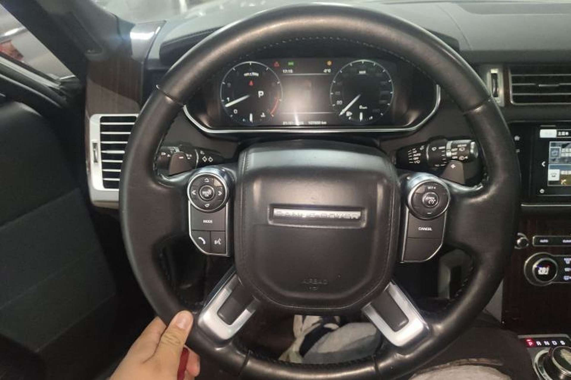 Used Land Rover Range Vogue 2015 3.0 V6 U.S.-Spec Executive Edition Steering Wheel