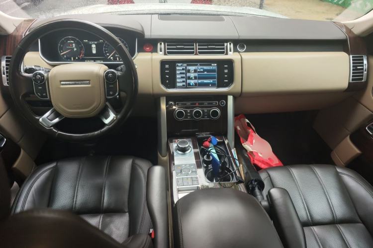 Used Land Rover Range Vogue 2015 3.0 V6 SC Vogue Center Console