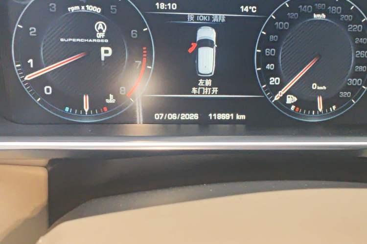 Used Land Rover Range Vogue 2015 3.0 V6 SC Vogue Odometer Close Up
