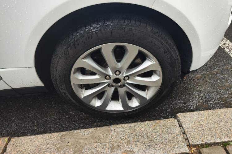 Used Land Rover Range Vogue 2015 3.0 V6 SC Vogue Right Front Wheel Hub