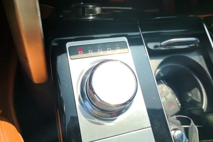 Used Land Rover Range Vogue 2016 3.0 V6 SC Vogue Gear Lever