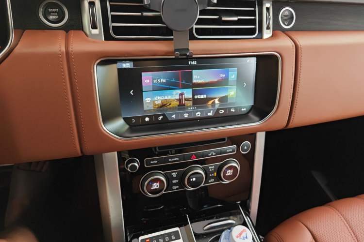 Used Land Rover Range Vogue 2017 3.0T TDV6 HSE Audio And AC Panel