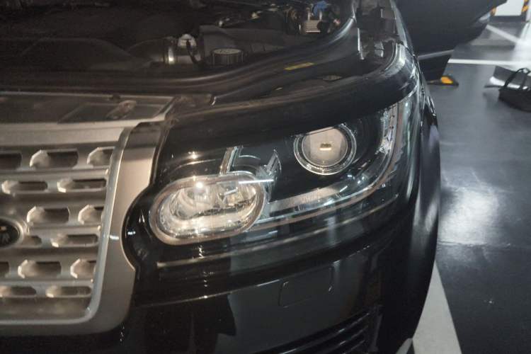 Used Land Rover Range Vogue 2017 3.0T TDV6 HSE Engine Bay Left